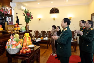 Đại tướng Phan Văn Giang dâng hương tưởng nhớ đồng chí Thượng tướng Lê Khả Phiêu, nguyên Tổng Bí thư, nguyên Chủ nhiệm Tổng cục Chính trị Quân đội nhân dân Việt Nam. (Ảnh: qdnd.vn)