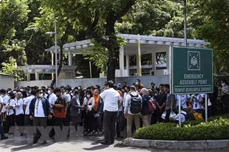 Người dân sơ tán ra khỏi các tòa nhà để tránh dư chấn động đất tại Jakarta, Indonesia ngày 21/11. (Ảnh: THX/TTXVN)