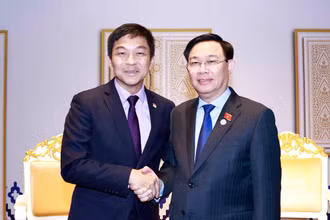 Chủ tịch Quốc hội Vương Đình Huệ gặp Chủ tịch Quốc hội Singapore Tan Chuan-Jin. (Ảnh: Doãn Tấn/TTXVN)