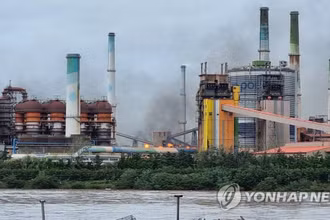 Khói bốc lên từ đám cháy tại nhà máy thép của POSCO ở thành phố Pohang, Hàn Quốc. (Ảnh: Yonhap)
