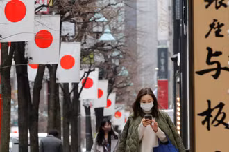 Người dân đeo khẩu trang phòng Covid-19 ở Tokyo, Nhật Bản. (Ảnh: Reuters)