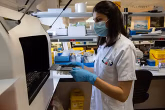 Xét nghiệm các mẫu bệnh phẩm nghi ngờ nhiễm virus đậu mùa ở khỉ ở Madrid, Tây Ban Nha. (Ảnh: Getty Images)