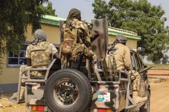 Quân đội Nigeria đang phải chiến đấu với các phần tử thánh chiến ở đông bắc và cả các băng nhóm trộm cướp ở tây bắc đất nước. (Ảnh minh họa: AFP) 