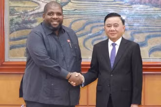 Thường trực Ban Bí thư Trần Cẩm Tú tiếp Tổng Thư ký Đảng Mặt trận giải phóng Mozambique (FRELIMO) Chakil Aboobacar. (Ảnh: TTXVN)