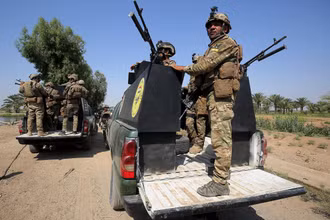 Lực lượng an ninh Iraq tham gia chiến dịch truy quét các tay súng IS tại Tarmiyah, phía bắc thủ đô Baghdad. (Ảnh: AFP/TTXVN)