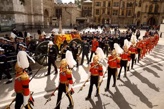 Linh cữu của Nữ hoàng Elizabeth II được đưa từ Tu viện Westminster tới nơi an táng trong lễ tang cấp nhà nước tổ chức tại London, Anh, ngày 19/9/2022. (Ảnh: Reuters)