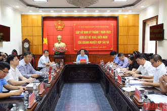 Quang cảnh buổi gặp gỡ, xem xét kiến nghị của doanh nghiệp, hợp tác xã ở Ninh Bình.
