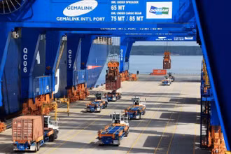 Xe đầu kéo chở hàng xuất nhập khẩu hoạt động trên cảng quốc tế Gemalink. (Ảnh minh họa: TTXVN) 