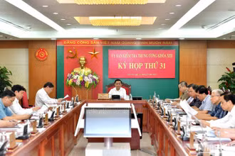 Đồng chí Trần Cẩm Tú, Ủy viên Bộ Chính trị, Bí thư Trung ương Đảng, Chủ nhiệm Ủy ban Kiểm tra Trung ương chủ trì Kỳ họp thứ 31. (Ảnh: ĐĂNG KHOA)