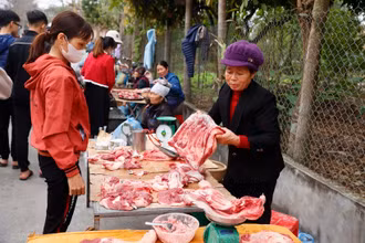 Một số điểm chợ nhỏ bắt đầu bán hàng. (Ảnh: TTXVN)