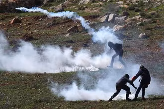 Người biểu tình Palestine xung đột với binh sĩ Israel tại làng Beit Dajan, khu Bờ Tây ngày 17/2/2023. (Ảnh: THX/TTXVN)