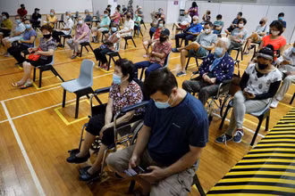 Người dân Singapore chờ theo dõi sau khi tiêm vaccine phòng Covid-19. (Ảnh tư liệu: REUTERS)