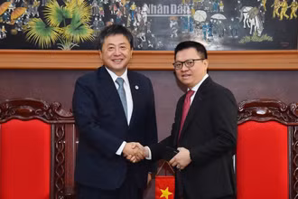 Tổng Biên tập Lê Quốc Minh tiếp Trưởng Đại diện JICA tại Việt Nam, ông Shimizu Akira. (Ảnh: THỦY NGUYÊN)