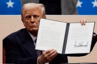 Tân Tổng thống Mỹ Donald Trump ký sắc lệnh sau lễ nhậm chức tại Washington, DC ngày 20/1/2025. (Ảnh: Getty Images/TTXVN)