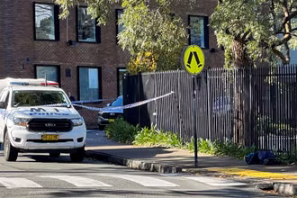 Xe cảnh sát tại hiện trường vụ đâm dao tại Đại học Sydney ở Camperdown, Australia, ngày 2/7/2024. (Ảnh: Reuters) 