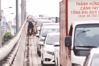 Khi bị phát hiện, nhiều trường hợp quay ngược chiều xe trên đường Vành đai 2, gây nguy hiểm cho hàng loạt phương tiện khác. Ảnh | TRẦN THANH