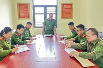 Công an xã Thống Nhất họp bàn trao đổi công việc.