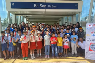 Đoàn tham quan tìm hiểu về nhà ga Ba Son thuộc tuyến metro Bến Thành-Suối Tiên.
