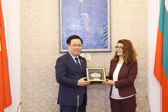 Chủ tịch Quốc hội Vương Đình Huệ tặng quà lưu niệm Chủ tịch Nhóm Nghị sĩ của Đảng Gerb-UDF Desislava Atanasova. (Ảnh: TTXVN) 