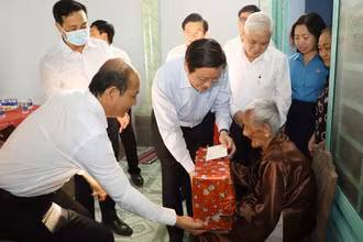 Trưởng Ban Nội chính Trung ương Phan Đình Trạc tặng quà Mẹ Việt Nam Anh hùng Nguyễn Thị Rực.