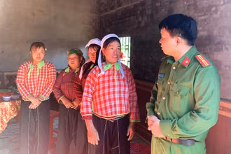 Thiếu tá Lê Đình Đô, Phó Trưởng Công an thị xã Buôn Hồ thăm hỏi, động viên thân nhân của 2 em nhỏ.