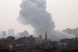 Khói bốc lên sau vụ tấn công của Israel vào Gaza, ngày 24/10/2023. (Ảnh: REUTERS)