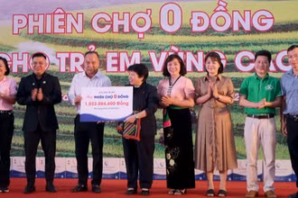 Trao phiếu mua hàng tại phiên chợ 0 đồng.