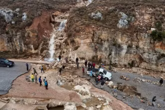 Tuyến đường tại thành phố Shahhat, Libya, bị gián đoạn do mưa lũ. (Ảnh: Reuters)