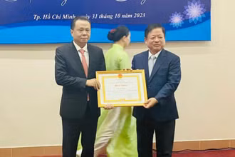 Nhạc sĩ Đỗ Hồng Quân, Chủ tịch Ủy ban toàn quốc Liên hiệp các Hội Văn học nghệ thuật Việt Nam trao tặng bằng khen đến đại diện Ban Tổ chức Chương trình.