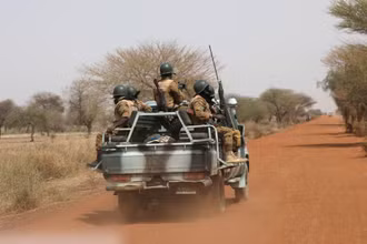 Binh sĩ Burkina Faso tuần tra trên đường Gorgadji tại vùng Sahel, ngày 3/3/2019. (Ảnh: Reuters)