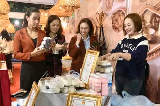 Các sản phẩm OCOP tiếp cận người tiêu dùng thông qua triển lãm.