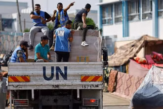 Nhân viên của Liên hợp quốc phát viện trợ cho người Palestine tại phía nam Dải Gaza, ngày 23/10/2023. Ảnh: Reuters