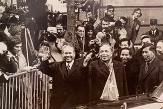 Nhân dân Pháp và Việt kiều chào đón phái đoàn Việt Nam Dân chủ Cộng hòa đến ký hiệp định chính thức tại Paris, ngày 27/1/1973. (Nguồn: Cục Lưu trữ Văn phòng Trung ương Đảng)