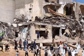Công tác tìm kiếm và cứu nạn sau trận lũ lụt tại thành phố Derna, Libya, ngày 16/9/2023. (Ảnh: Reuters)
