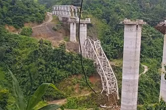 Hiện trường vụ sập cầu đường sắt tại bang Mizoram, Ấn Độ, ngày 23/8/2023. (Ảnh: CNN)