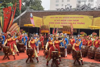 Biểu diễn nghệ thuật chào mừng lễ hội.