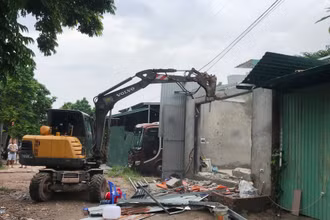 Lực lượng chức năng quận Tây Hồ phá dỡ công trình vi phạm trật tự xây dựng tại phường Tứ Liên. 
