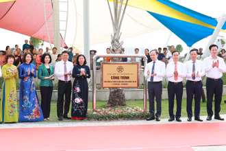 Các đại biểu tham gia lễ gắn biển công trình Công viên Ngọc Thụy.