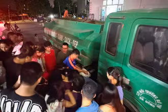 Người dân lấy nước từ xe bồn. 