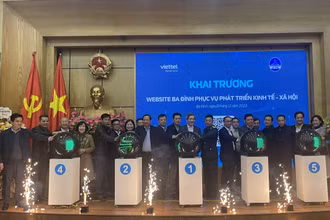 Các đại biểu khai trương cổng thông tin. 