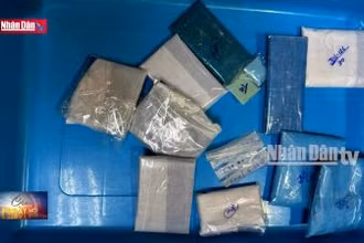 Bắt giữ 2 vụ vận chuyển kim cương trái phép