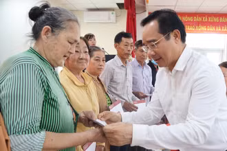 Bí thư Tỉnh ủy Long An Nguyễn Văn Được trao quà Tết cho các gia đình chính sách xã Lương Bình, Bến Lức, Long An.
