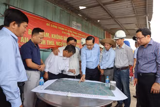 Phó Chủ tịch Ủy ban nhân dân tỉnh Long An Nguyễn Minh Lâm (áo xanh giữa) làm việc tại hiện trường với đơn vị thi công đường tỉnh 823D.