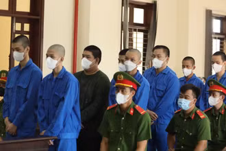 9 thanh, thiếu niên (từ 15-18 tuổi) về tội giết học sinh lớp 11 bị tuyên phạt 46 năm tù. 