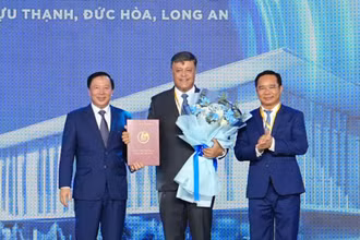 Bí thư Tỉnh ủy Long An Nguyễn Văn Được (phải), Chủ tịch Ủy ban nhân tỉnh Long An (trái) trao chứng nhận đầu tư cho Suntory Pepsico Việt Nam.