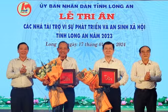 Lãnh đạo tỉnh Long An tặng hoa tri ân nguyên Chủ tịch nước Trương Tấn Sang và nguyên Phó thủ tướng Chính phủ Trương Hòa Bình.