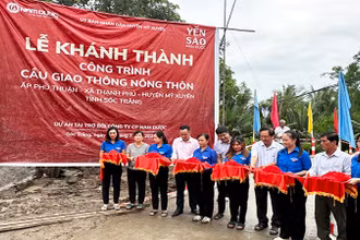 Ban tổ chức thực hiện nghi thức cắt băng khánh thành cầu Phú Thuận.