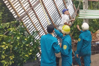 Lực lượng cứu nạn giúp người dân khắc phục thiệt hại do thiên tai.