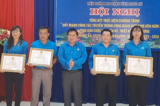 Chủ tịch Liên đoàn Lao động tỉnh Long An Nguyễn Văn Quí tặng Bằng khen cho 4 tập thể, đã có thành tích tiêu biểu trong thực hiện chương trình “Đẩy mạnh công tác truyền thông Công đoàn Việt Nam đến năm 2023”.