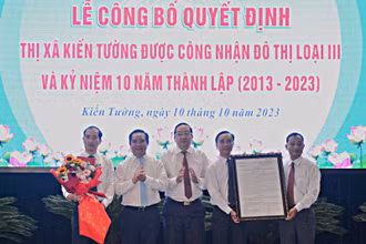 Lãnh đạo tỉnh Long An trao Quyết định của Bộ Xây dựng công nhận thị xã Kiến Tường (Long An) đạt đô thị loại III. 